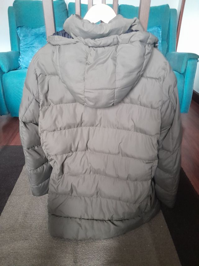 Plumifero largo hombre con tirantes