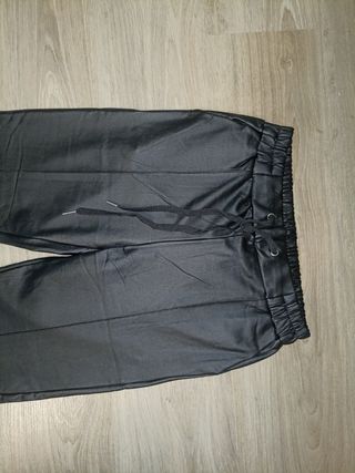 Pantalón de cuero negro