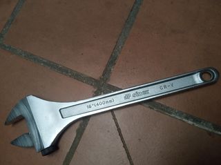 Llave inglesa grande nueva
