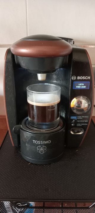 Cafetera tassimo y cajón para cápsulas tassimo