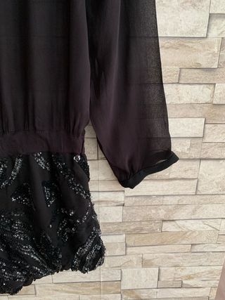 Mono de short negro con lentejuelas