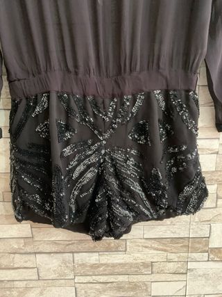 Mono de short negro con lentejuelas