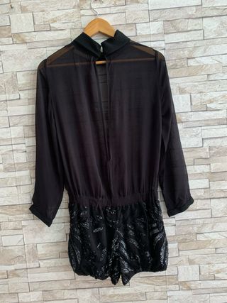 Mono de short negro con lentejuelas