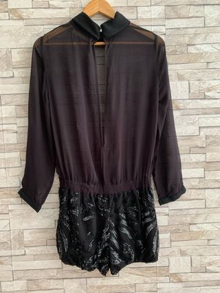 Mono de short negro con lentejuelas