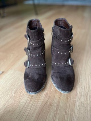 Botines marrones con hebillas