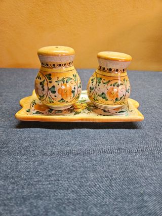 Set sale e pepe con vassoio