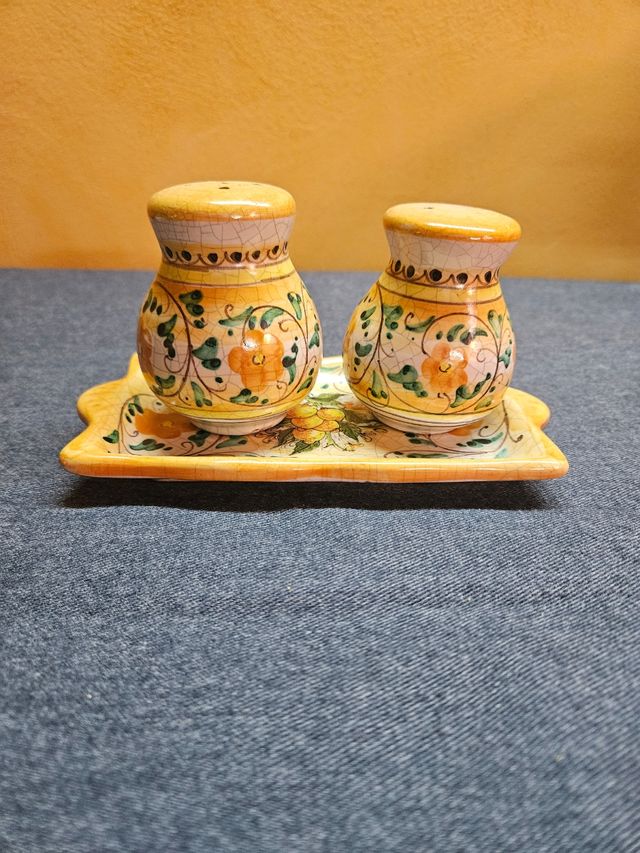 Set sale e pepe con vassoio