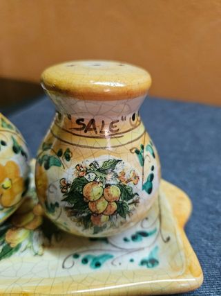 Set sale e pepe con vassoio