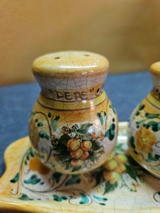 Set sale e pepe con vassoio
