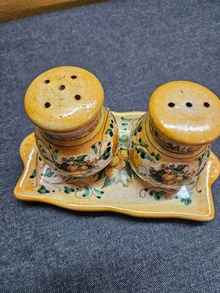 Set sale e pepe con vassoio