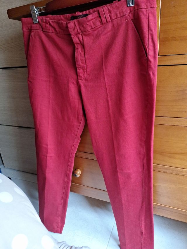 Pantalones granate Mango