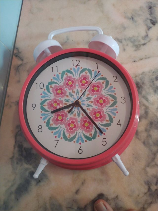 Reloj de pared rosa