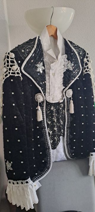 Traje Goyesco único hecho a mano como nuevo