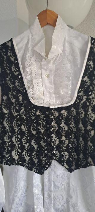 Traje Goyesco único hecho a mano como nuevo