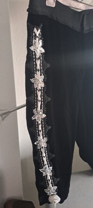 Traje Goyesco único hecho a mano como nuevo