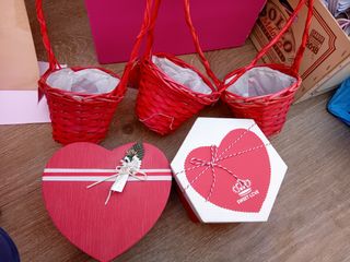Cajas corazón y cestas rojas