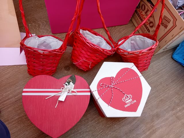 Cajas corazón y cestas rojas