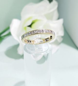 Alianza de oro 18k con diamantes