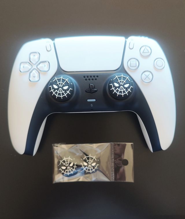 Pack grips Spiderman