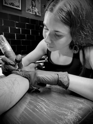 Tatuadora de fine line