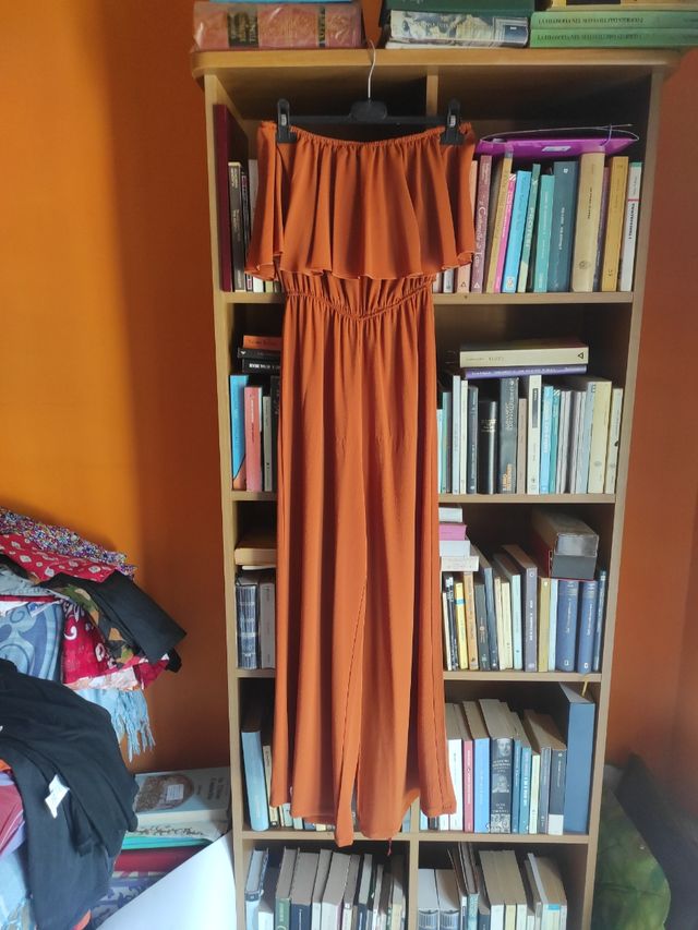 Tuta donna elegante con gamba larga