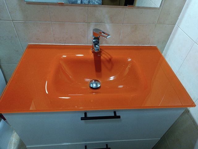Lavabo naranja grifo , tapa de vater naranja y esp