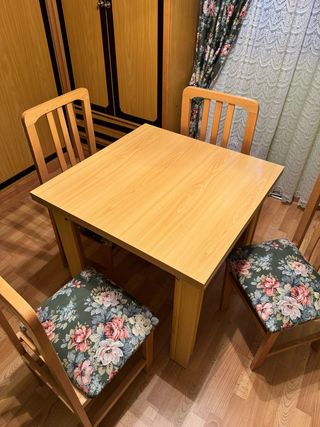 Mesa y sillas de madera 