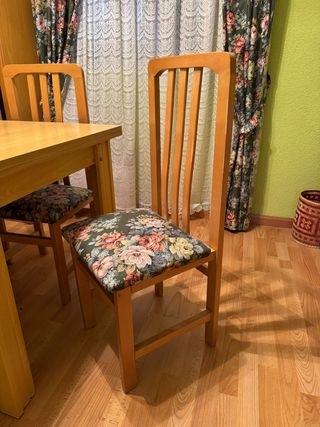 Mesa y sillas de madera 