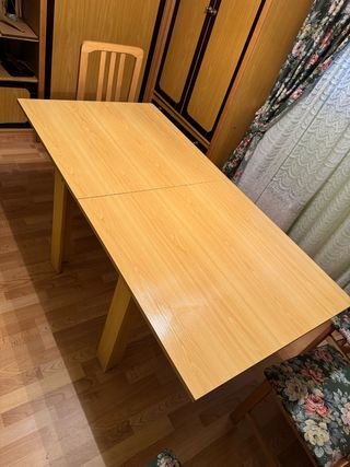Mesa y sillas de madera 