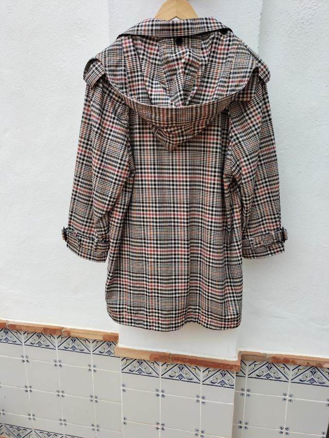 Chaqueta tipo gabardina a cuadros