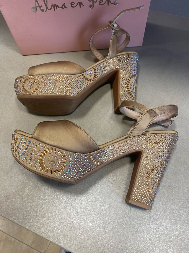 Sandalo con plateau e tacco