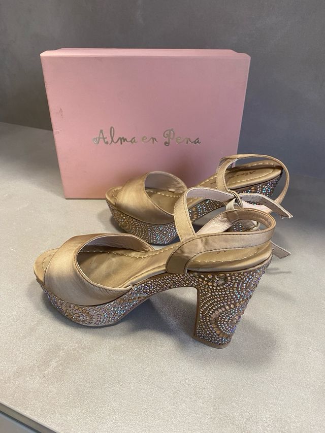 Sandalo con plateau e tacco