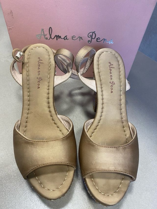 Sandalo con plateau e tacco