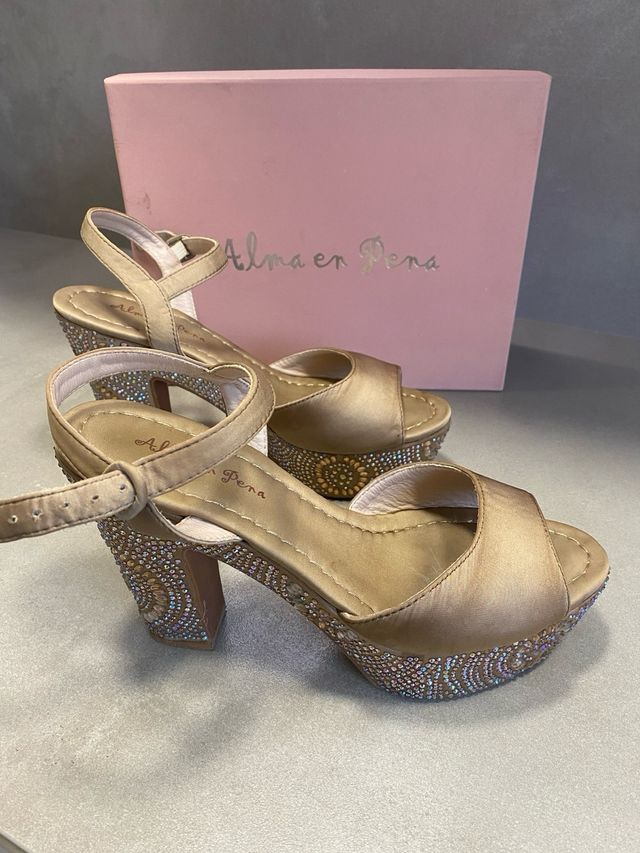 Sandalo con plateau e tacco