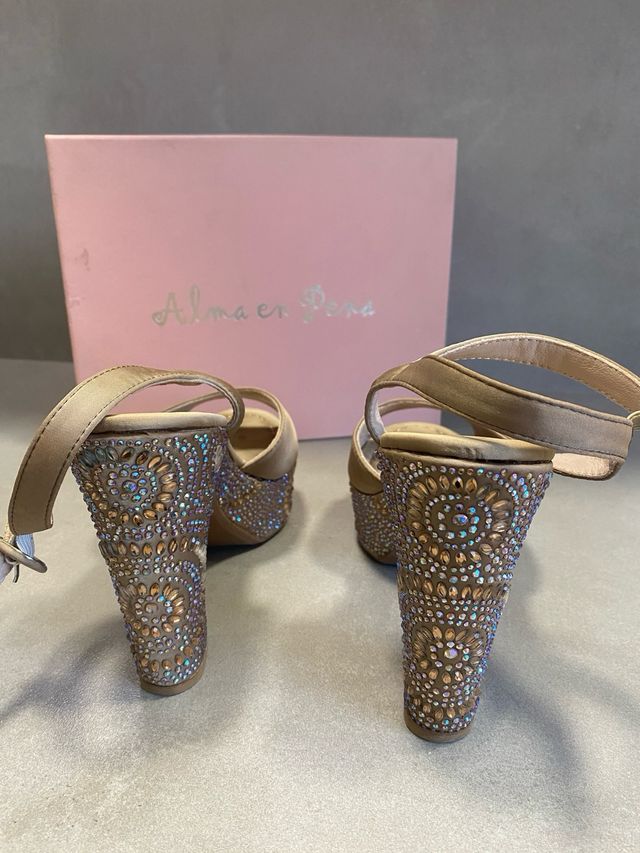 Sandalo con plateau e tacco