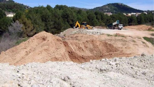 Se recoge tierra escombro o piedra