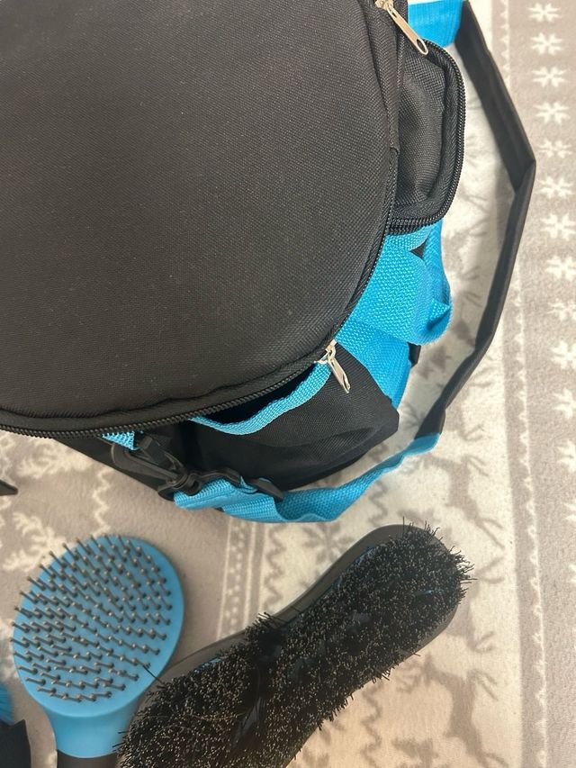 Equipaje material limpieza caballo