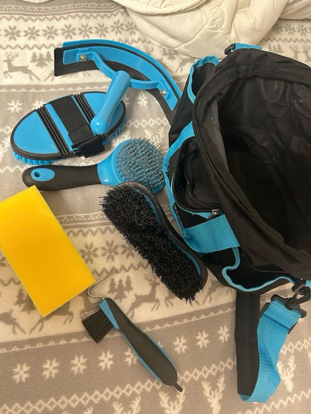 Equipaje material limpieza caballo