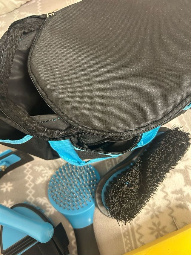 Equipaje material limpieza caballo