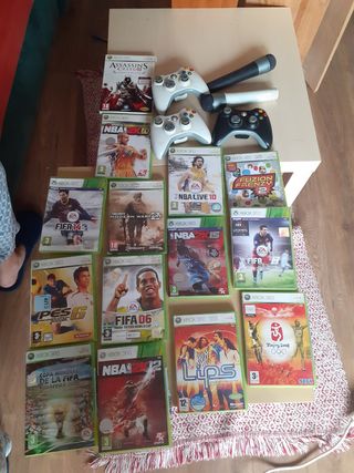 XBOX 360 con juegos, mandos y micrófonos