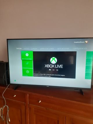 XBOX 360 con juegos, mandos y micrófonos