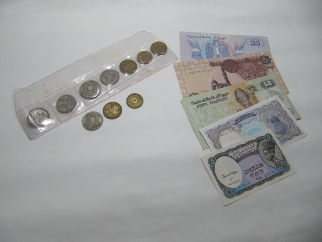 Monedas y billetes Egipcios.