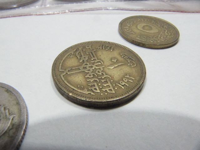 Monedas y billetes Egipcios.