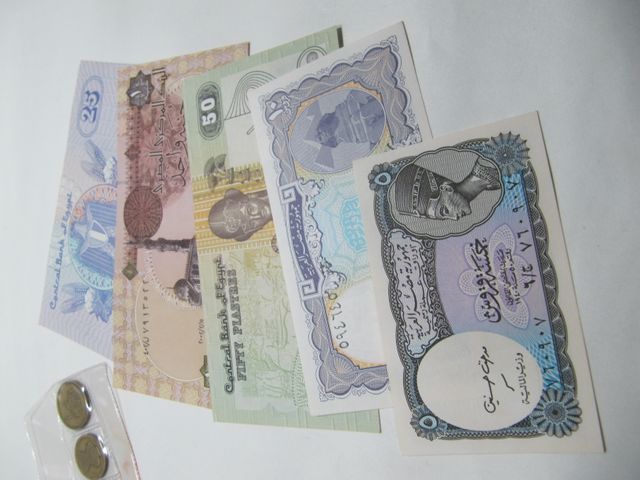 Monedas y billetes Egipcios.