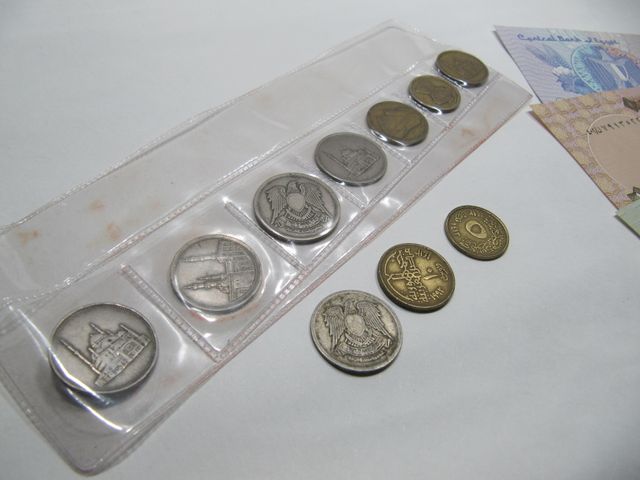 Monedas y billetes Egipcios.