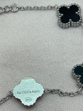 Pulsera de tréboles en fondo negro