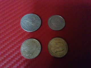 Monedas de 10 cts, 50 cts (dos) y de 1 peseta. 