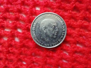 Monedas de 10 cts, 50 cts (dos) y de 1 peseta. 