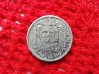 Monedas de 10 cts, 50 cts (dos) y de 1 peseta. 