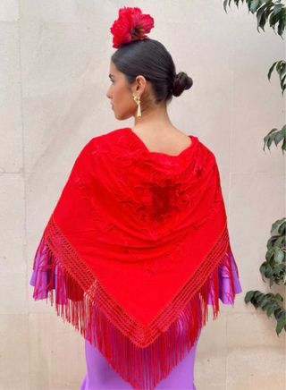 Mantoncillo rojo flores bordadas